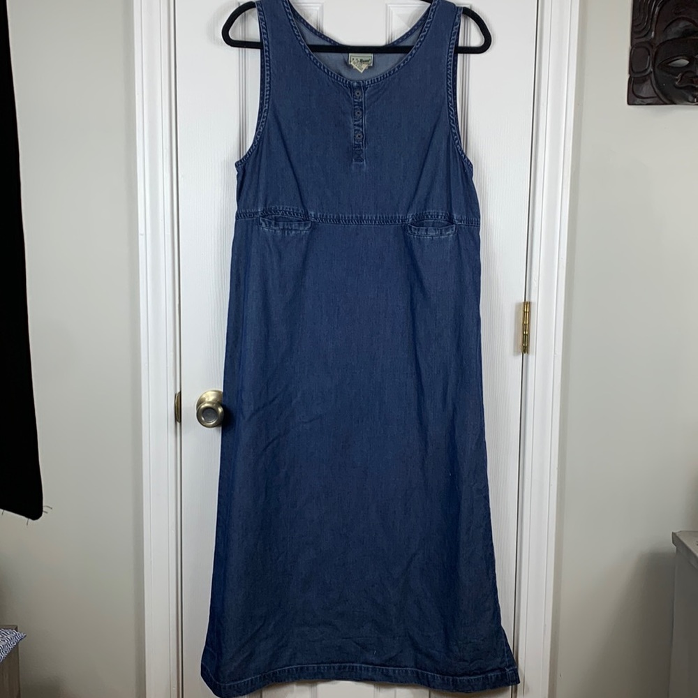 L.L.Bean chambray long sleeveless dress size women’s 8. Has pockets on front
